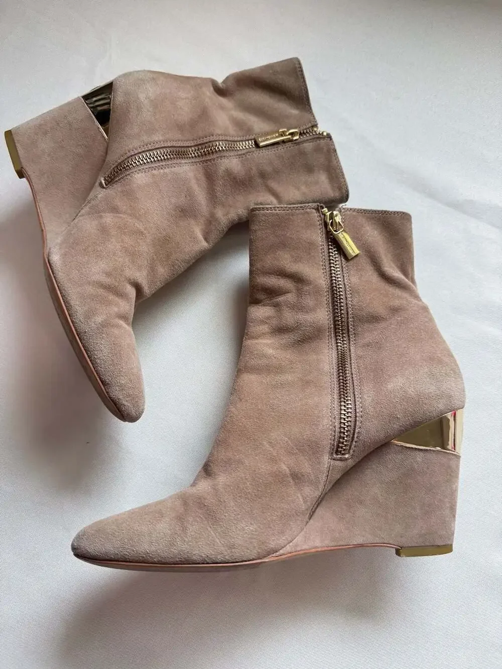 Michael Kors Suede Ankle Boots Gold Logo Heel Side Zip Women’s 6.5 Taupe